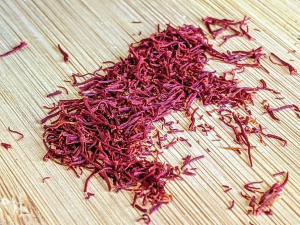 saffron-threads-on-wodden-table