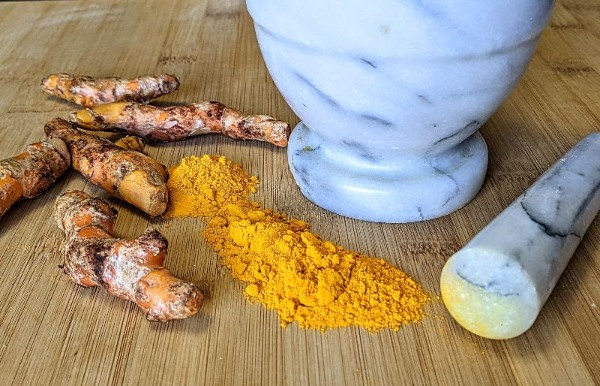 ground-and-fresh-turmeric